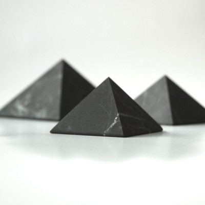Šungitová pyramida 6,5 x 6,5 cm Šungitová pyramida 6,5 x 6,5 cm