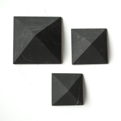 Šungitová pyramida 6,5 x 6,5 cm Šungitová pyramida 6,5 x 6,5 cm